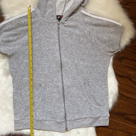 Heather gray French terry short sleeve hoodie in size L. - Picture 4 of 12